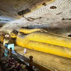 Buddha beim Moment seines Todes und den Eintritt ins Parinirvana.