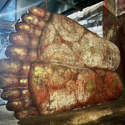 Die Füße sind leicht versetzt, was den Übergang zum Parinirvana darstellt.