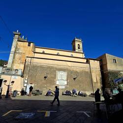 ...domačini, ki posedajo na sončku in klepetajo...