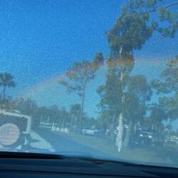 Morgentau auf der Windschutzscheibe-Regenbogeneffekt🙃