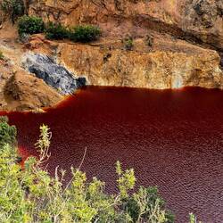 ...tu mogoče se vidi pravi odtenek barve vode...