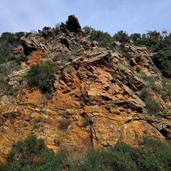 ...skale so že rdeče obarvane...