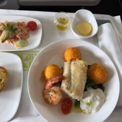 Fiji Airways' signature ika vakalolo on FJ362. The fish was overcooked.