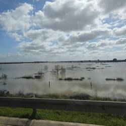 Die Überschwemmungsgebiete im Norden an der A5 entlang.