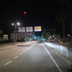 Einfahrt ins Hafengebiet von La Linea gleichan der Grenzezu Gibraltar, wo unser Stellplatz wartet.