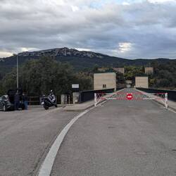 Straße über die Staumauer