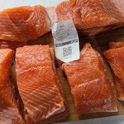 Lachs portionieren. Der Preis ist okay 😄