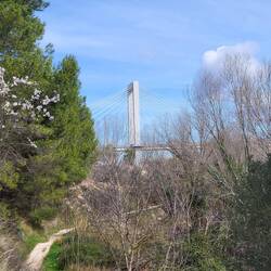 Unter dieser Brücke geht es durch.