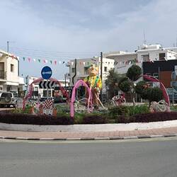 Kreisverkehr vor unserem Hotel.