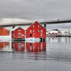 Alte Lagerhäuser im Hafen von Svolvær