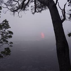 On voit le volcan au loin on est dans le brouillard