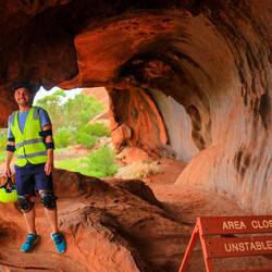 In solchen Höhlen trafen sich die Anangu zum Austausch, Handel und zum Geschichten erzählen