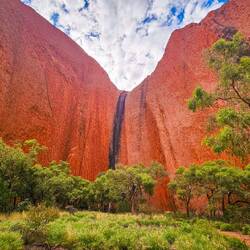 Herunterlaufendes Regenwasser färbt den Fels schwarz