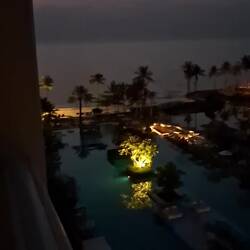 Der tägliche Wecker 😀Wie man sieht, nimmt der Mond gerade zu.