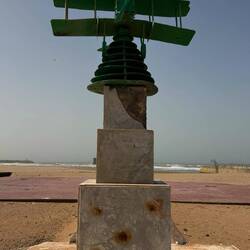 Vor dem Strand ist diese Skulptur, wahrscheinlich wg. dem Flughafen weiter rechts. 👉