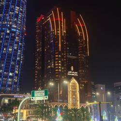 Unser Hotel Bab al Qasr Hotel macht auch in der Dunkelheit was her.