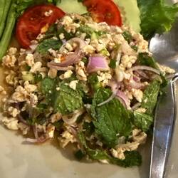 Laab Chicken mit Minze als Salat