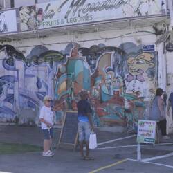 Und überall werden die Wände bemalt...