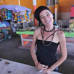 Diese nette Dame hat mir eine Kette für Gabi verkauft