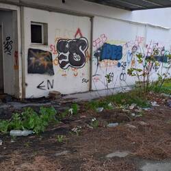 Müll neben der Investruine