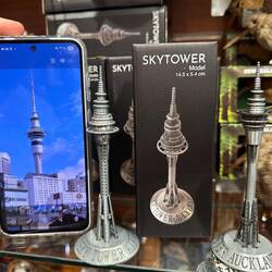 Der Souvenir Sky Tower passt nicht wirklich zum Original... 😆