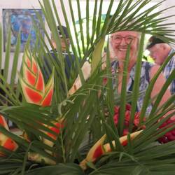 Gabi bestaunt den schönen Blumengruß