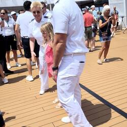 Kapitän und Hotelmanagerin springen