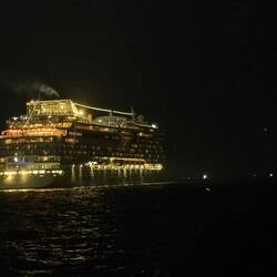Unser Schiff in der Nacht