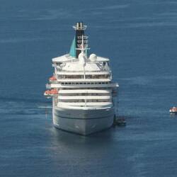Ganz weit draußen die Artania. Wir mussten tendern