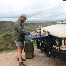 Kalvin unsere Privater-Gamedriver und Ranger beim Vorbereiten des Nachmittags-Apero