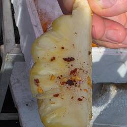 Ananas mit Zucker, Salz und Chilli - das war unglaublich lecker