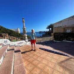 Es muss warm sein, wenn die Fruerhutzel in Shirt und kurzer Hose nach draußen geht