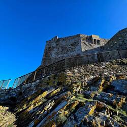 Utrdba na vrhu... vrata so zaprta...