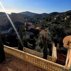 ... stopnice nama zelo skrajšajo pot...