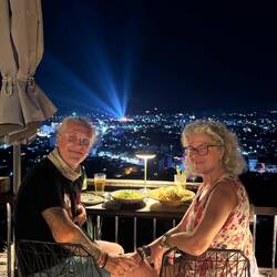 Une saint Valentin sur un superbe rooftop en ville (très bon😋), avec les lamparos en fond 🤩