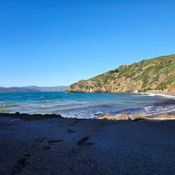 Povsod okoli male plažice, a težko dostopne...