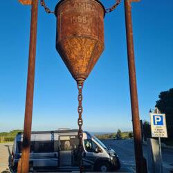 Bonus parkiran tako, da gledava kolesi, ki se polnita