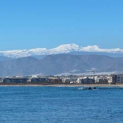 im Hintergrund die schneebedeckten Berge der Sierra Nevada