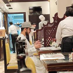 Der erste Emirati mit Basecape. Vielleicht, weil heute Fastnacht ist?