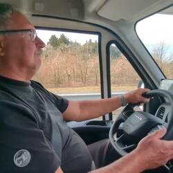 Etwas Unterhaltung während der langweiligen Autobahnfahrt