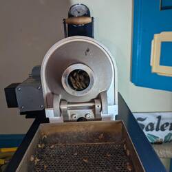 Roasting at 160°C. 3 stages: evaporation, caramelization & popcorn