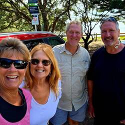 We ran into Janie & Shane (Aussie's on our cycle tour) in Orewa!😊