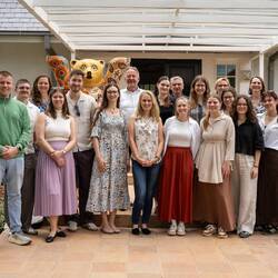 Gruppenfoto vor der Residenz des Botschafters