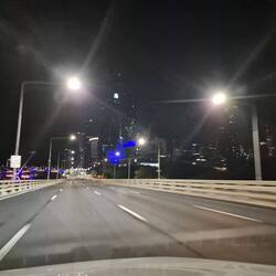Brisbane bei Nacht - hier kommen wir auf dem Rückweg wieder hin
