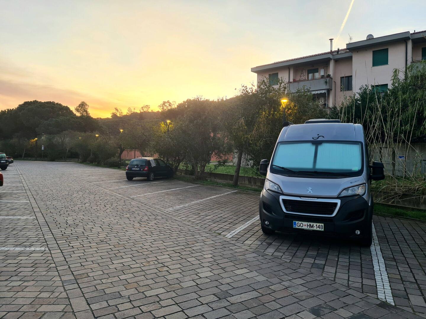 Nočitev na ravnem parkirišču v spalnem delu naselja.