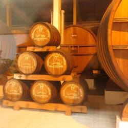 Hier wird der wertvolle Rum in Holzfässern gelagert