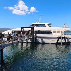 mit den Schiff 20 min. durch die Bucht