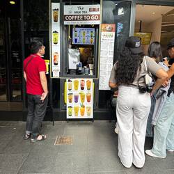 Der wahrscheinlich kleinste Verkaufsstand Aucklands. Da haben wir in unserem Camper mehr Platz! 😂