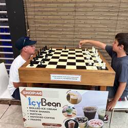 Eine Runde Schach im sonst ausgestorbenen Queens Court