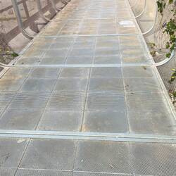 Loch an Loch und hält doch - die Überführung bietet tolle Ausblicke ist und unentspanntes Gehen